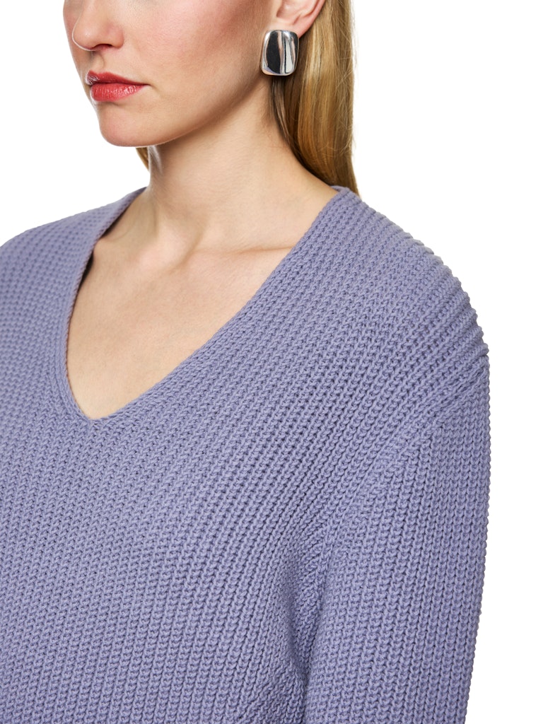 Grobstrick-Pullover in bluish violet Knitted in Germany