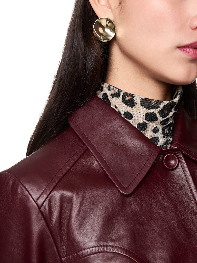 Kurze Lederjacke mit Kragen in bright maroon