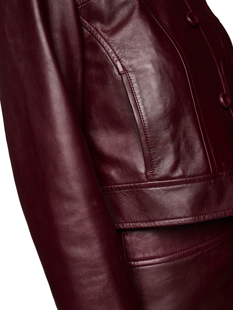 Kurze Lederjacke mit Kragen in bright maroon