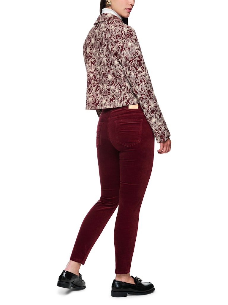 Samt Jeans in bright maroon Model SILVI