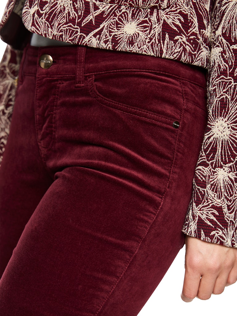 Samt Jeans in bright maroon Model SILVI