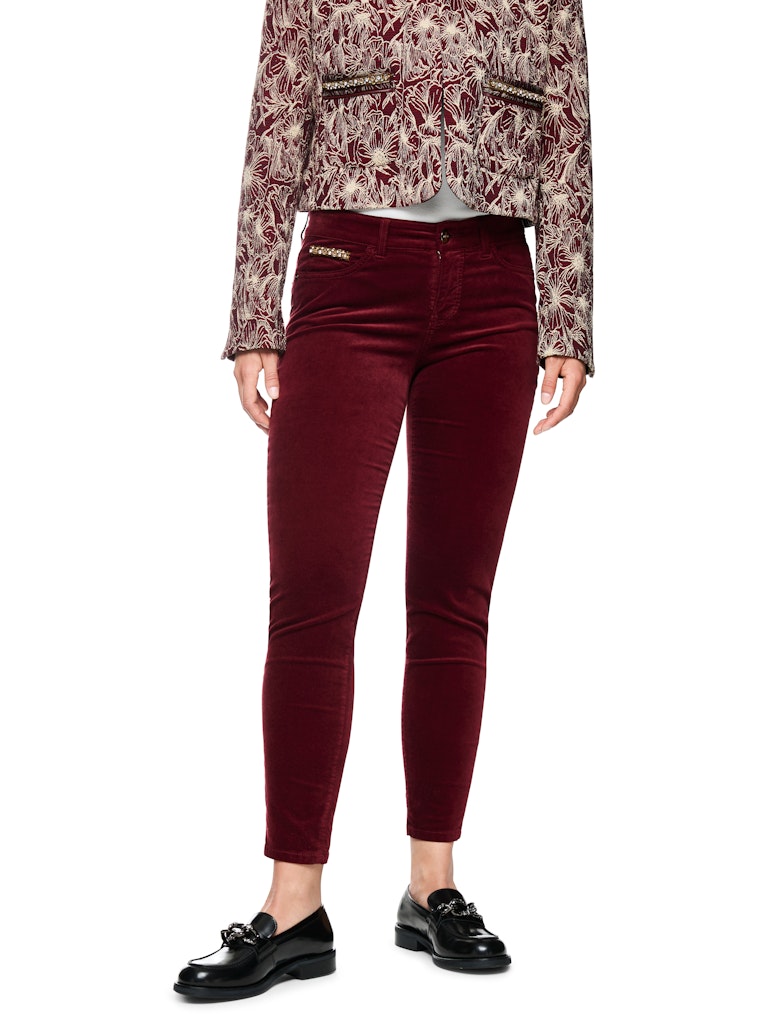 Samt Jeans in bright maroon Model SILVI