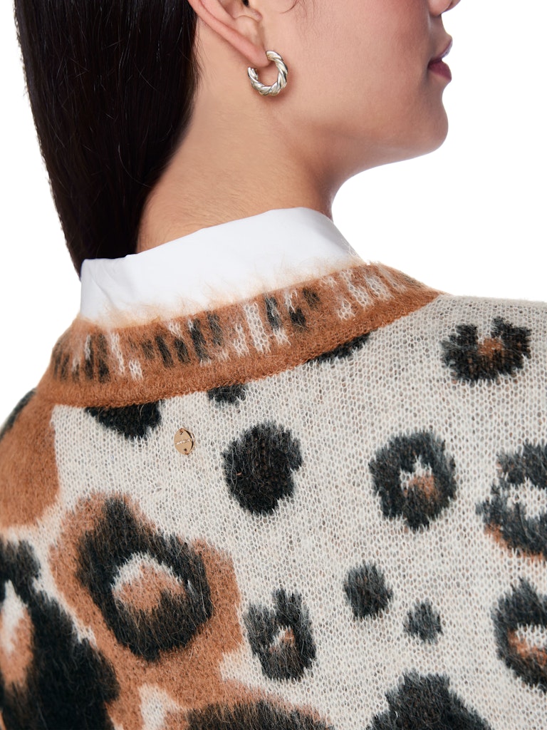Haariger Leo-Pullover in soft cappuccino Knitted in Germany