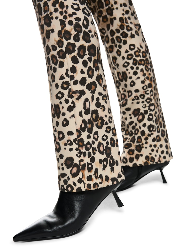 Scuba Hose im Leo-Print in soft cappuccino ModellFREDERICA