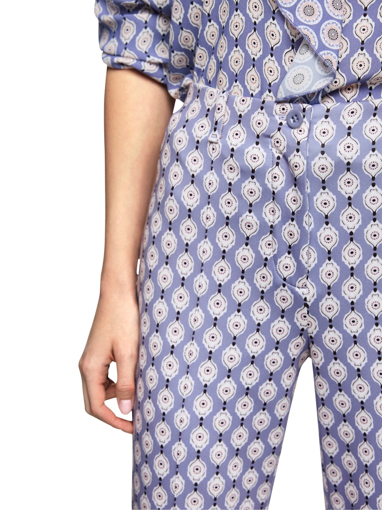 Scuba Hose im Ornament-Print in bluish violet Modell FATSA