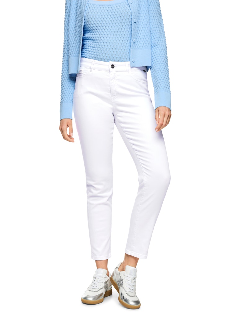 Slim Fit Jeans in soft lavender Modell SILEA