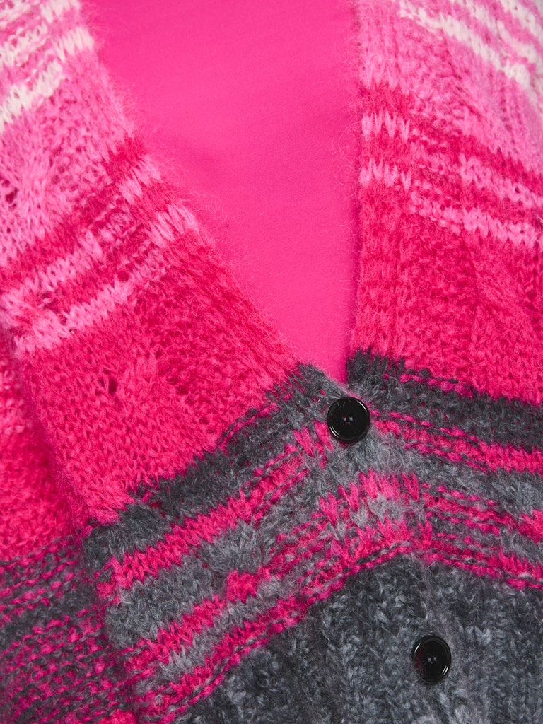 Grobstrickjacke im Farbverlauf in pink Knitted in Germany