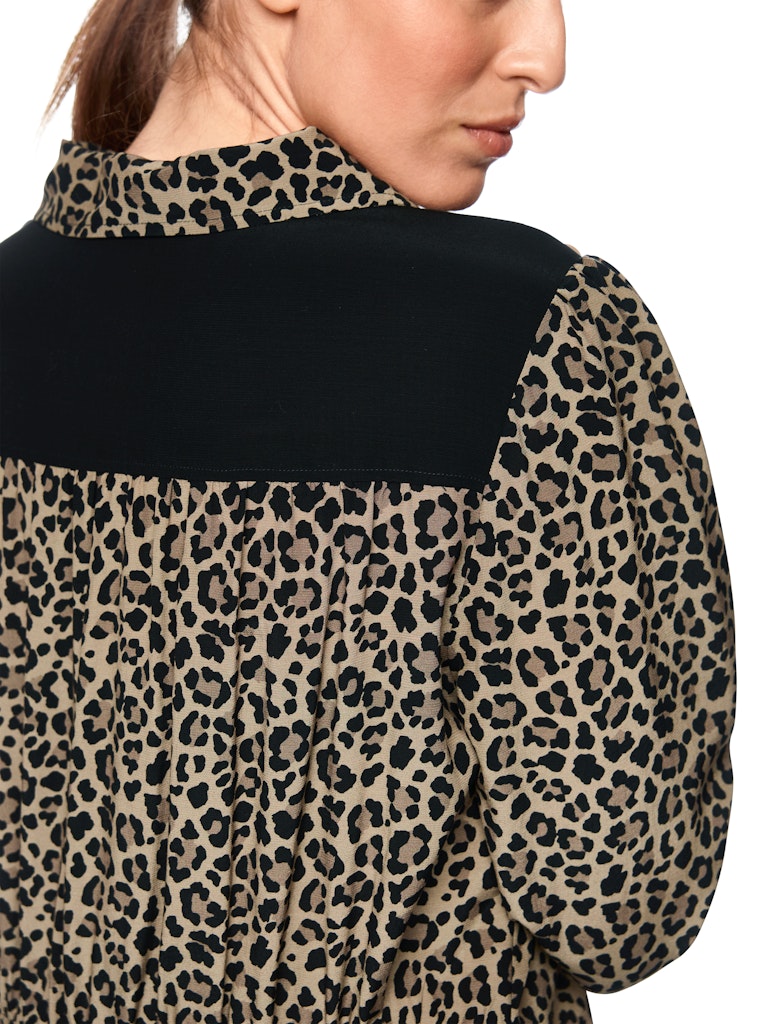 Viskosekleid mit Leoprint und Raffdetail in milk coffee