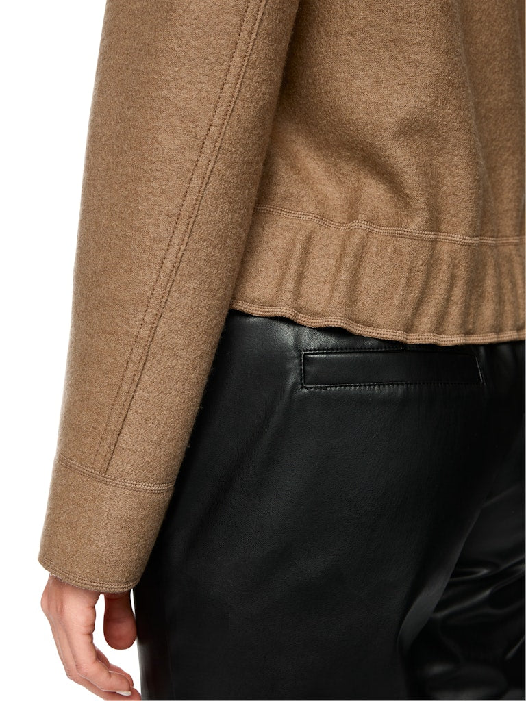 Walk-Jacke in milk coffee mit Leo Details
