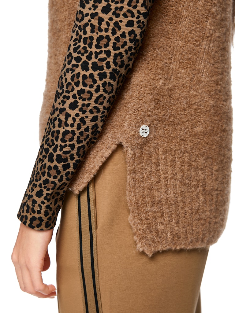 Kragen-Pullunder in milk coffee – Knitted in Germany