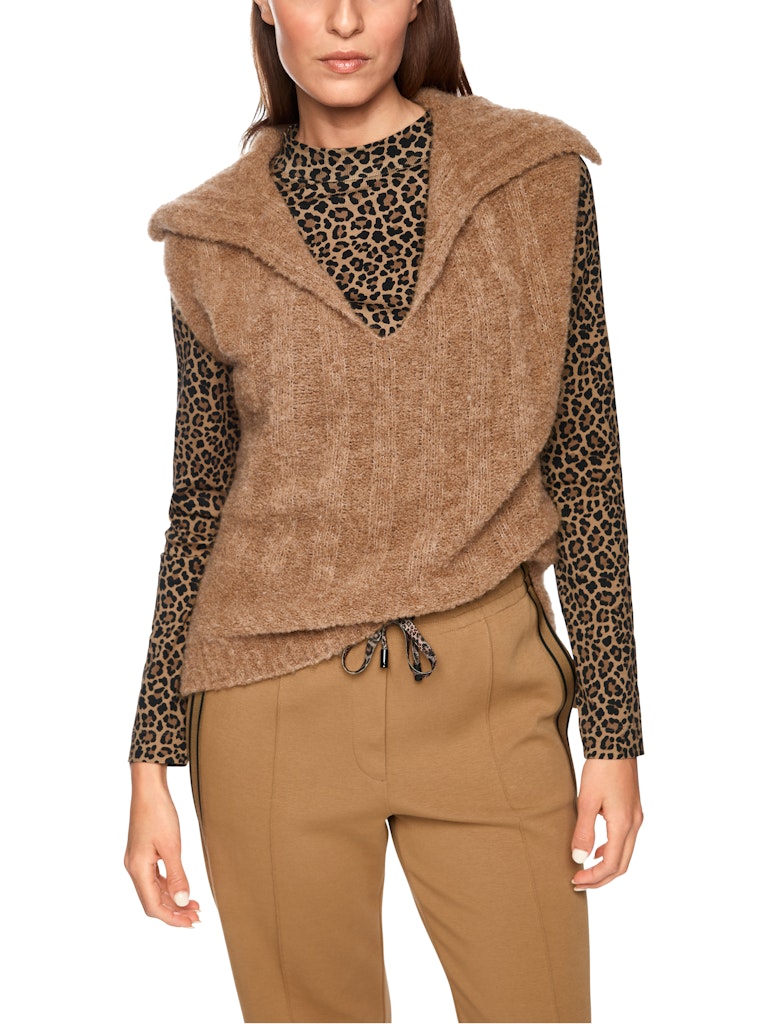 Kragen-Pullunder in milk coffee – Knitted in Germany