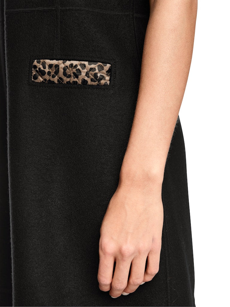 Walk-Kleid in schwarz mit Leo Details "Knitted in Germany"
