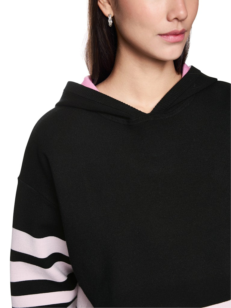 Wendbarer Strickpullover in schwarz und soft lilac