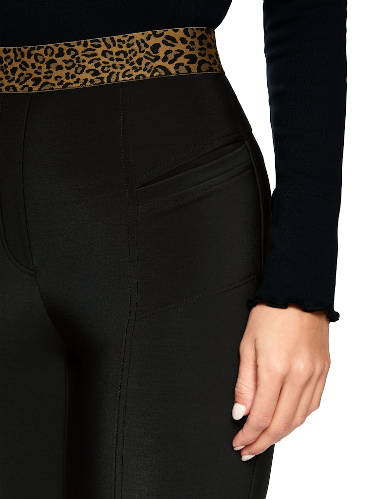 Schmale Hose im Techno-Stretch Material in schwarz Modell SOFIA