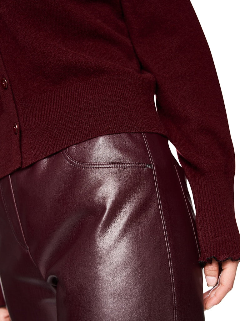 Fake-Nappa Hose in bright maroon Modell WELKOM