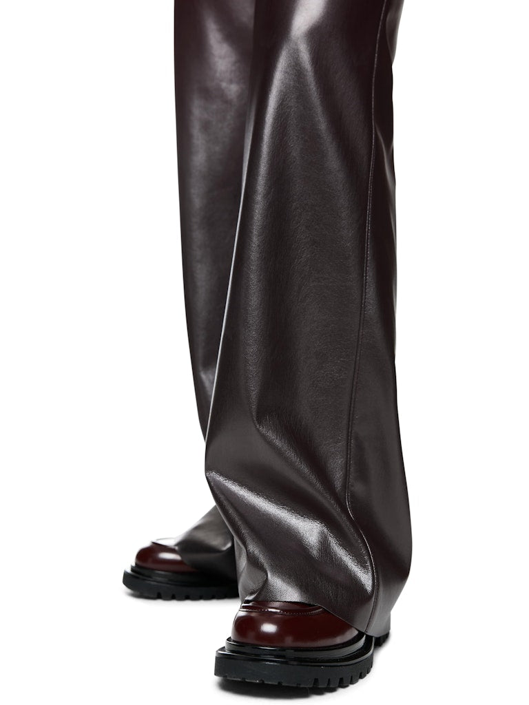 Fake-Nappa Hose in bright maroon Modell WELKOM