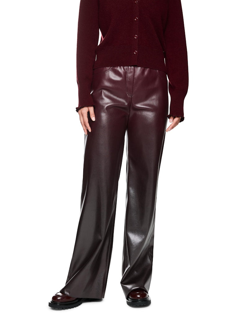 Fake-Nappa Hose in bright maroon Modell WELKOM