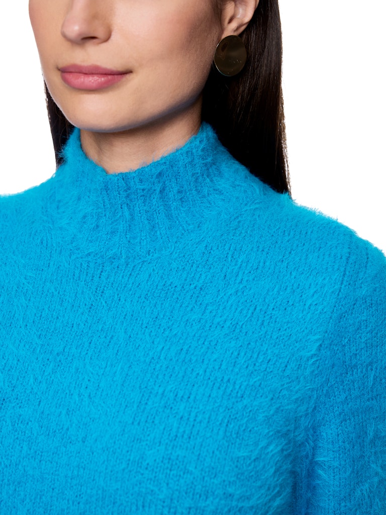Flauschiger Pullover in bright sea