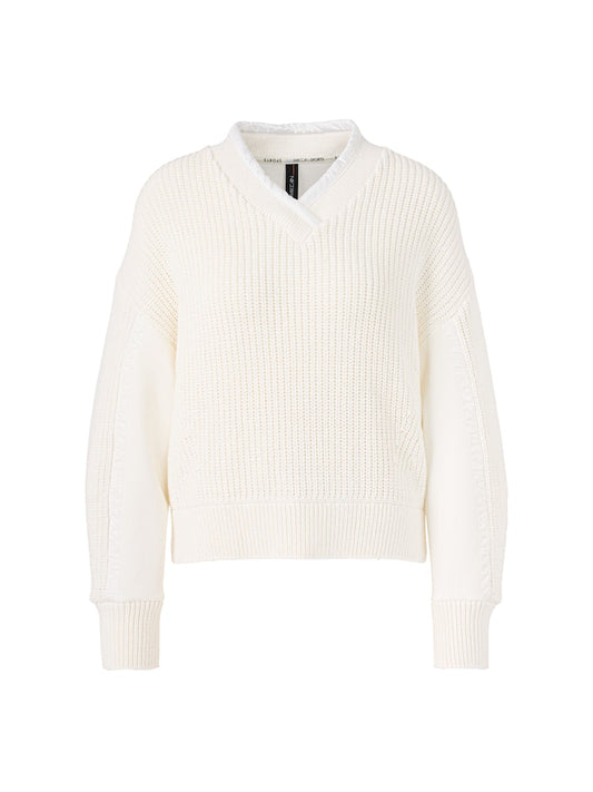 Grobstrickpullover in creme mit V-Ausschnitt