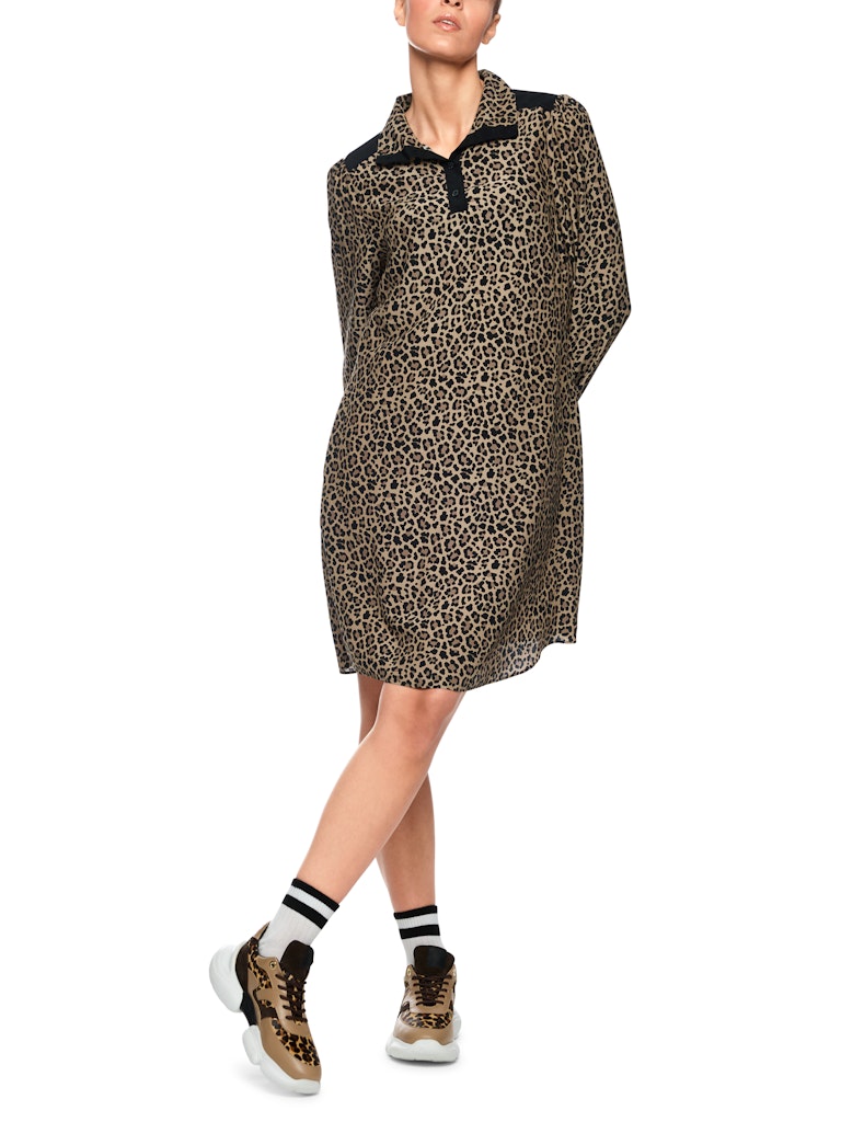 Viskosekleid mit Leoprint und Raffdetail in milk coffee