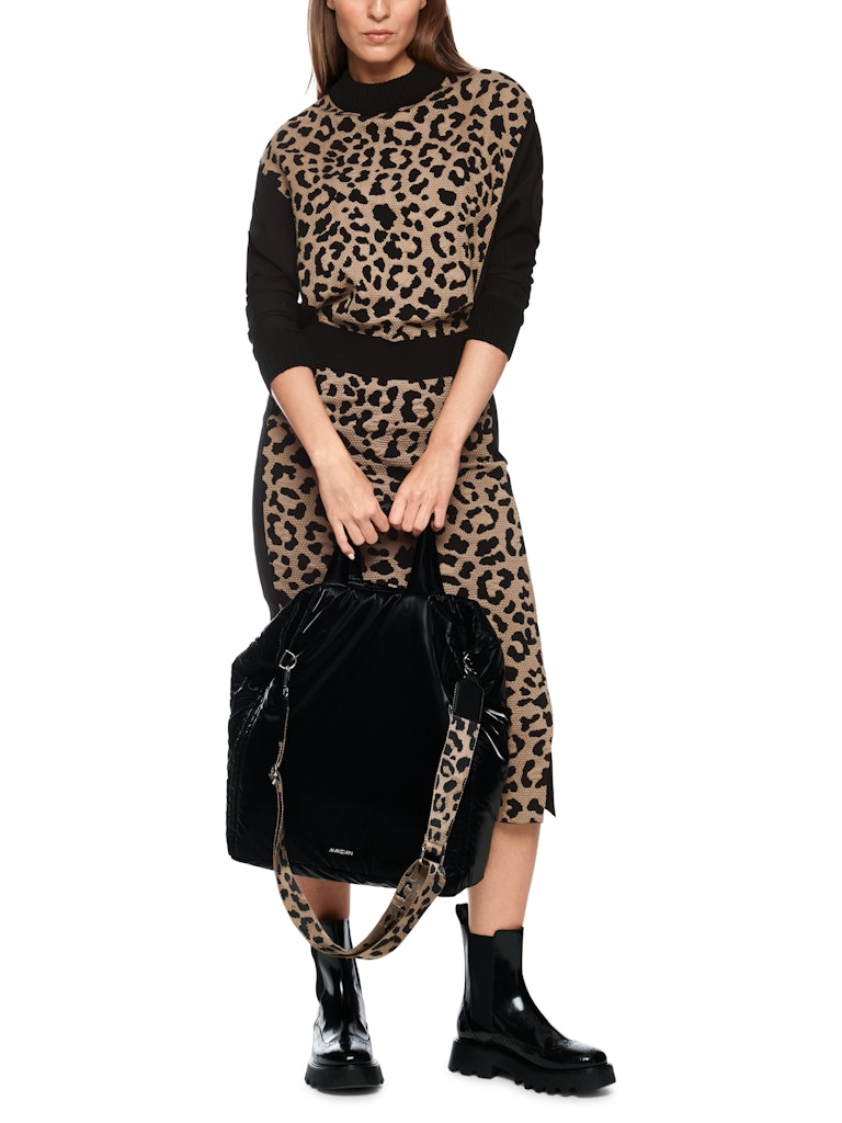 Pullover in schwarz mit Leo-Front